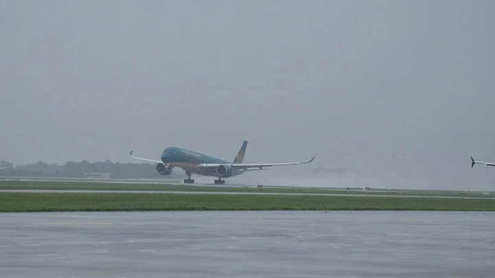 Thời tiết xấu, Nội Bài giảm tần suất máy bay cất hạ cánh